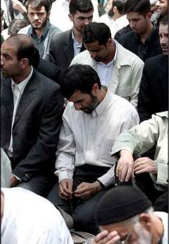 Ahmadi Nejad Praying